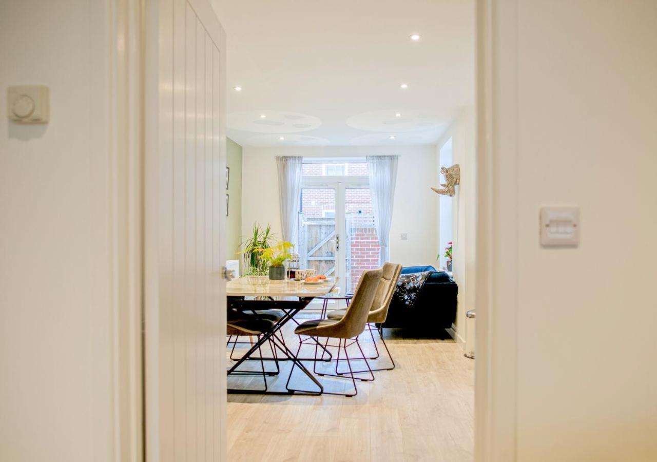 Вилла Stunning 2 Bed With Private Patio And Free Parking Челтенхам Экстерьер фото