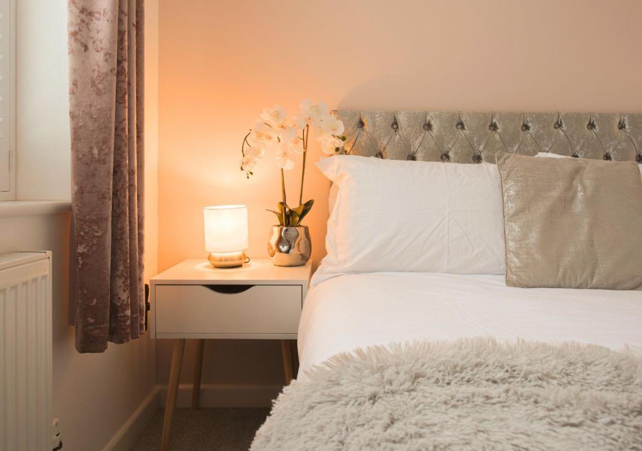Вилла Stunning 2 Bed With Private Patio And Free Parking Челтенхам Экстерьер фото